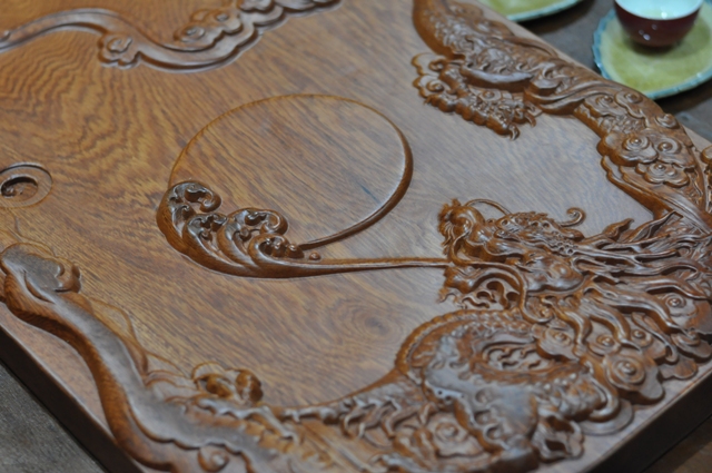 đường nét chạm khắc tinh xảo trên bàn trà gỗ nguyên khối