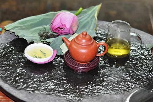 Không phải tự nhiên mà người ta đánh giá giá trà sen là quốc ẩm của người Việt.