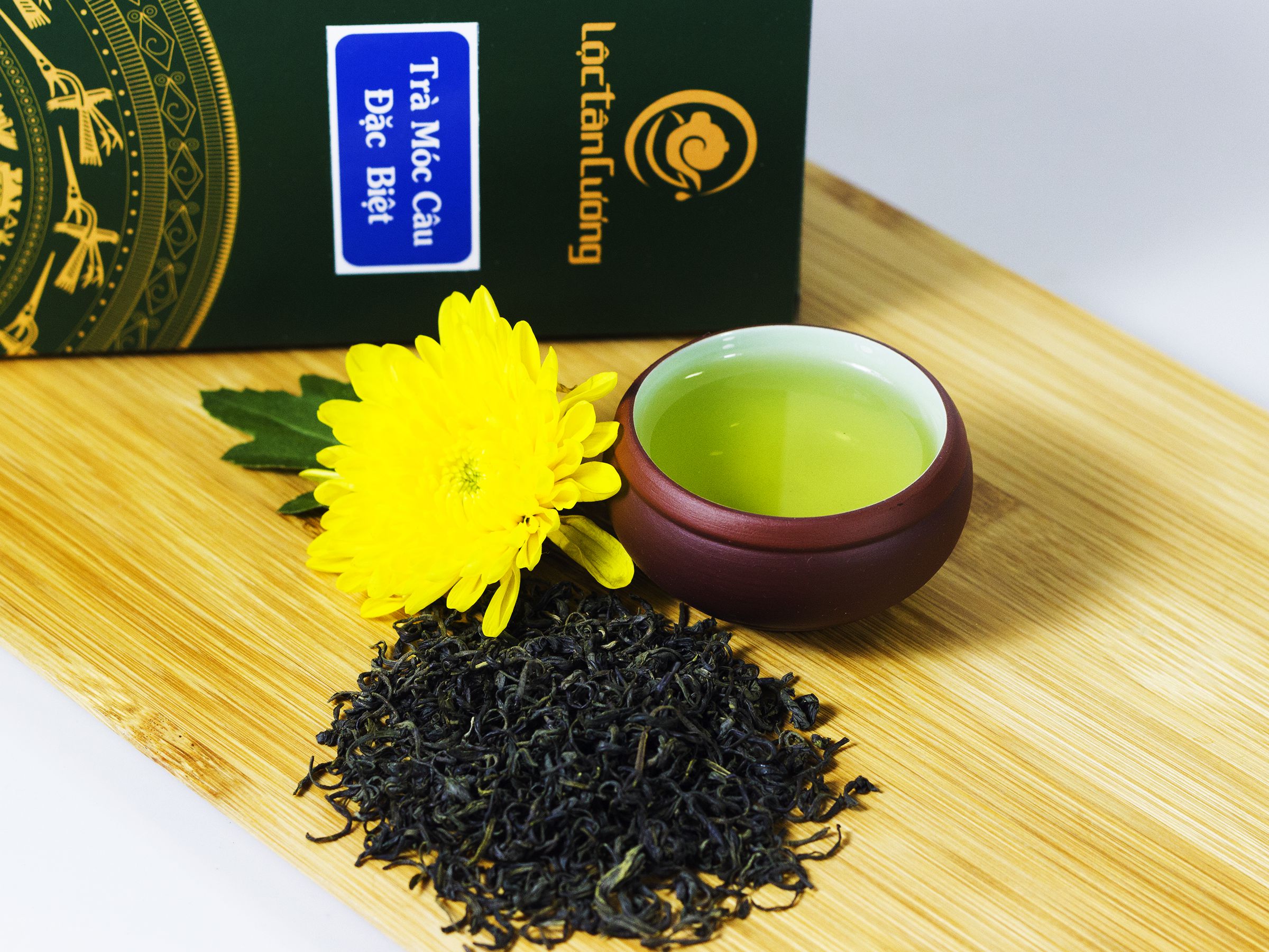 Hình ảnh cánh chè bắc móc câu Thái Nguyên & màu nước xanh đặc trưng của loại trà này