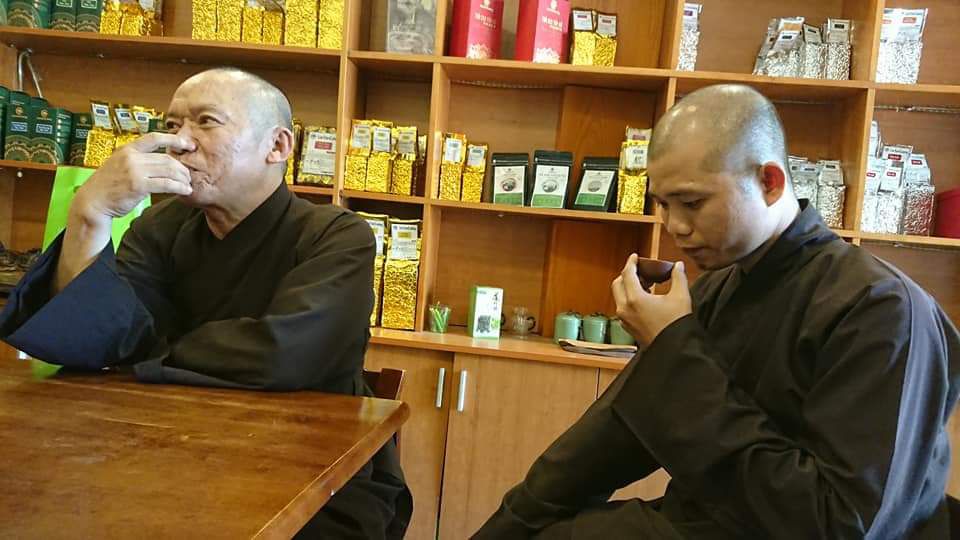 Các nhà sư thường là khách hàng thân thiết của cửa hàng trà Lộc Tân Cương