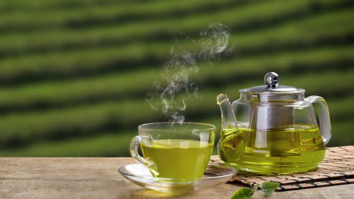 Người sốt cao: Cafein của trà làm tăng nhiệt độ cơ thể người và giảm hiệu quả thuốc.